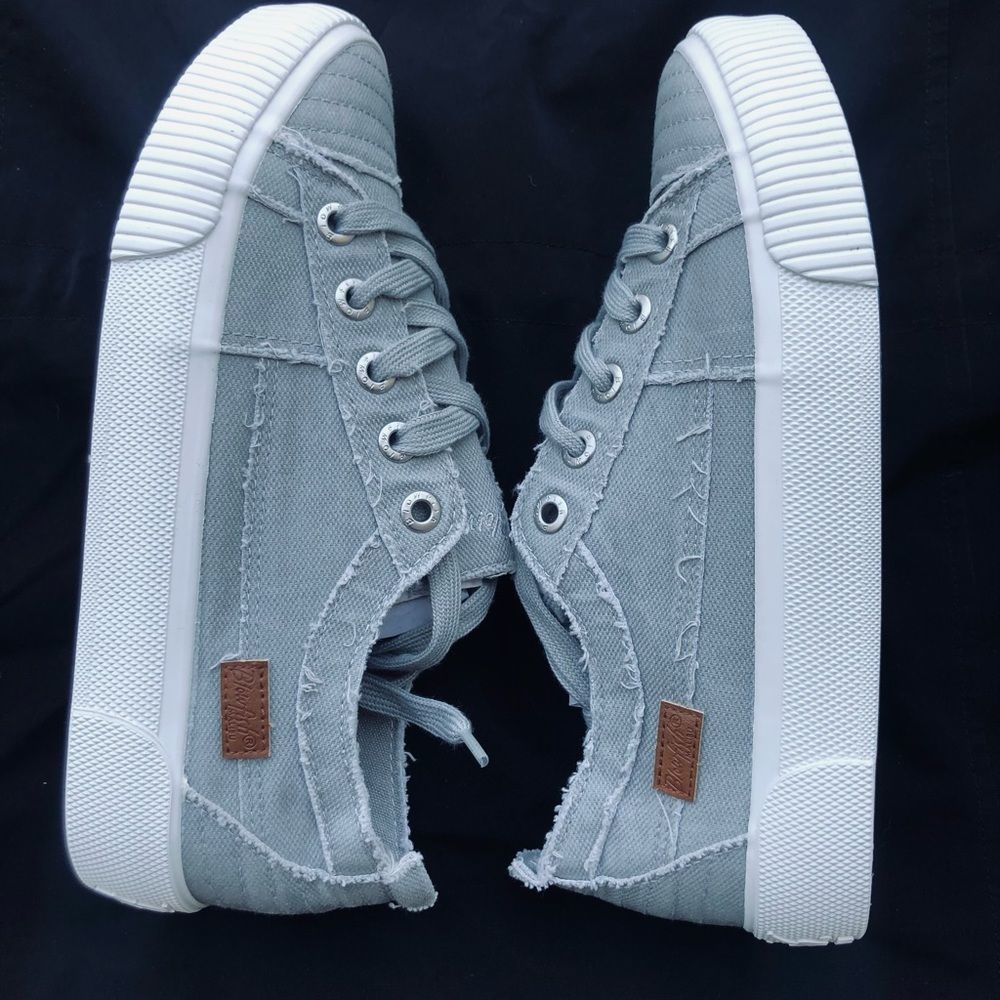 NWT Blowfish sneakers size 8.5 medium beachy blue vibe